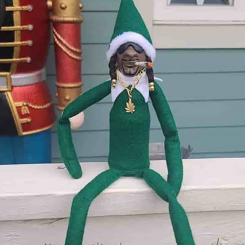 Snoop auf einer Stufe Weihnachtselfe-Puppe