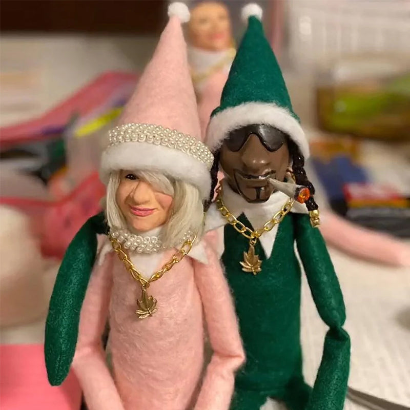Snoop auf einer Stufe Weihnachtselfe-Puppe