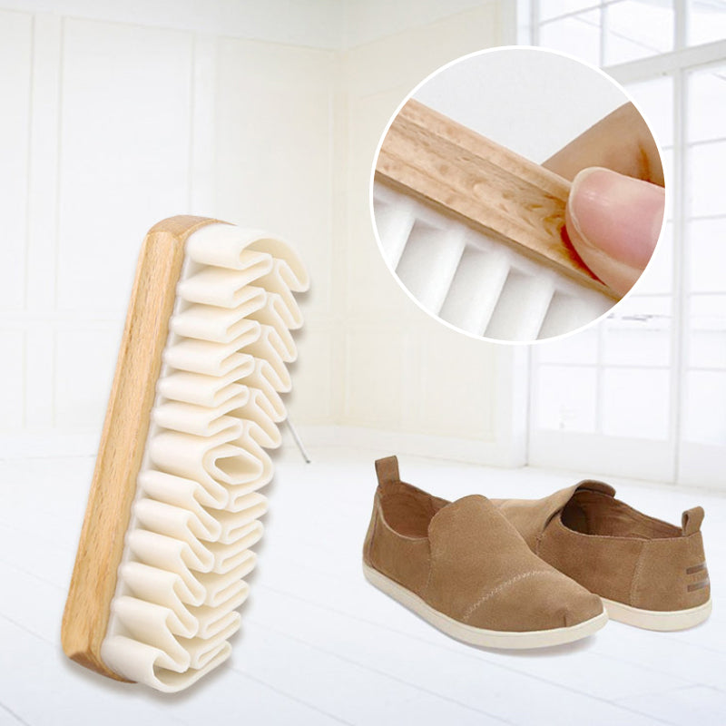 Schuhbürste aus weichem Gummi mit Holzgriff